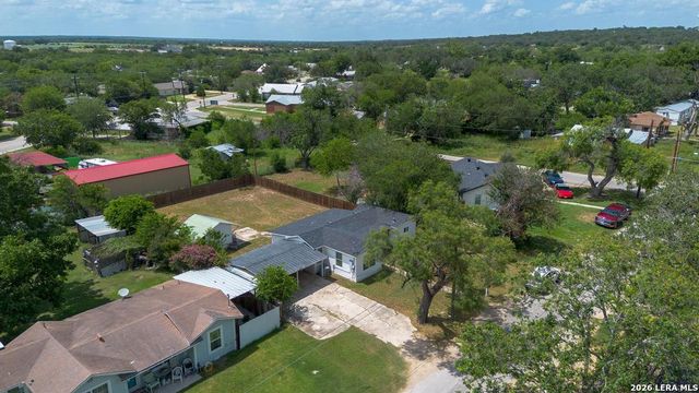 303 LEE DR, Devine, TX 78016