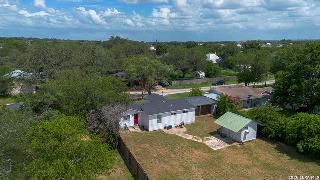 303 LEE DR, Devine, TX 78016