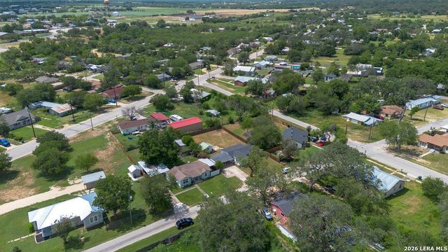 303 LEE DR, Devine, TX 78016