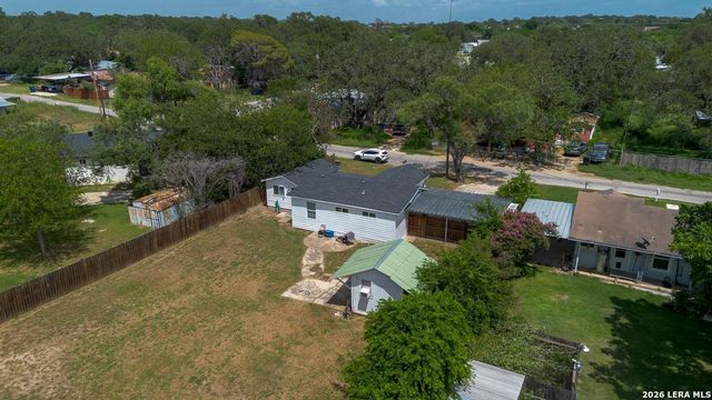 303 LEE DR, Devine, TX 78016