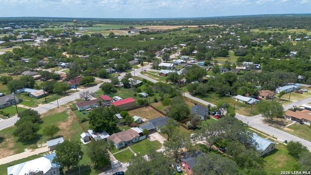 303 LEE DR, Devine, TX 78016