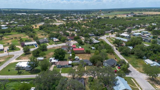 303 LEE DR, Devine, TX 78016
