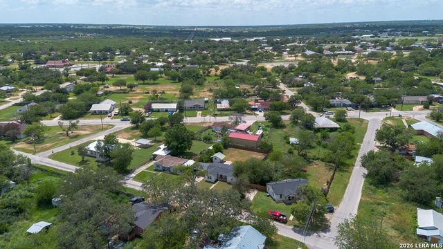 303 LEE DR, Devine, TX 78016