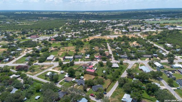 303 LEE DR, Devine, TX 78016