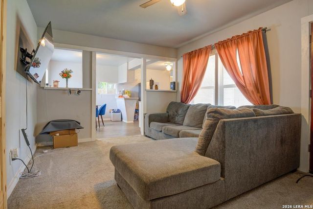 303 LEE DR, Devine, TX 78016