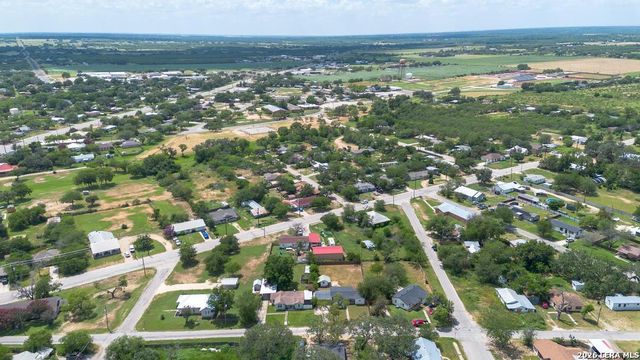 303 LEE DR, Devine, TX 78016