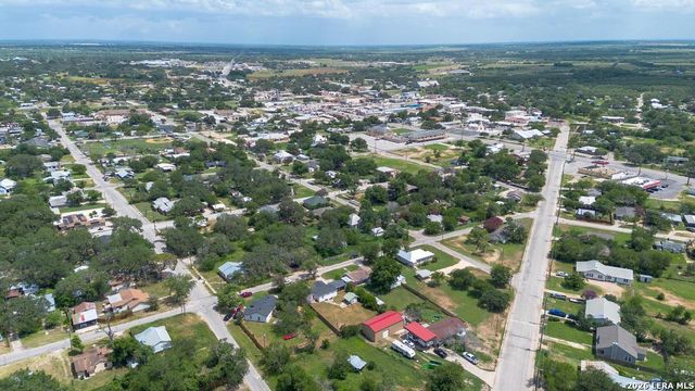 303 LEE DR, Devine, TX 78016