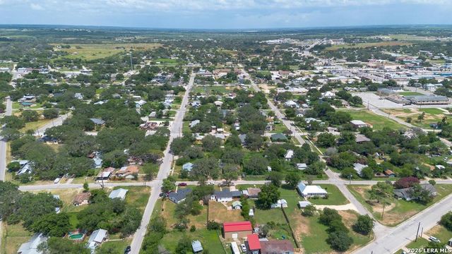 303 LEE DR, Devine, TX 78016