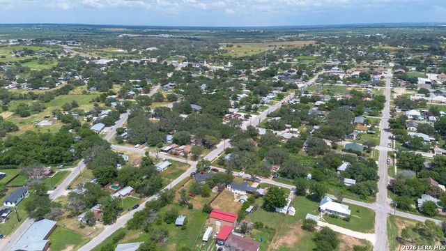 303 LEE DR, Devine, TX 78016