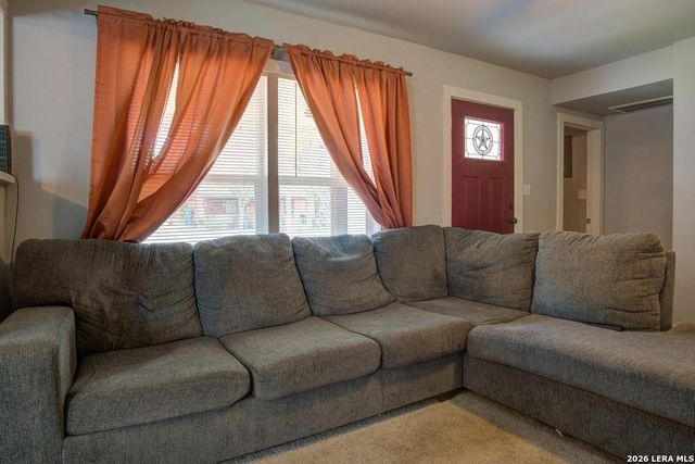 303 LEE DR, Devine, TX 78016