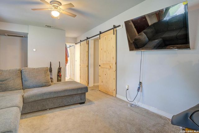 303 LEE DR, Devine, TX 78016