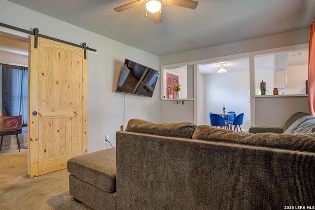 303 LEE DR, Devine, TX 78016