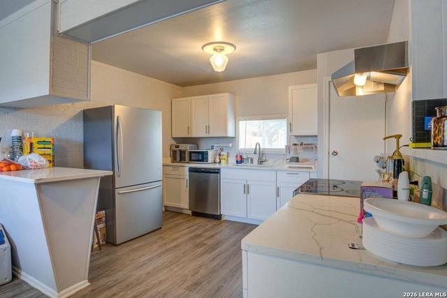 303 LEE DR, Devine, TX 78016