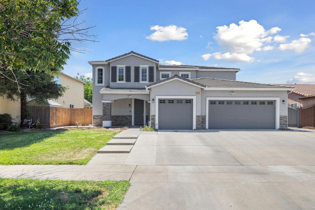 Image 2 of property listing at 2720 San Jose Avenue, Clovis, CA 93611