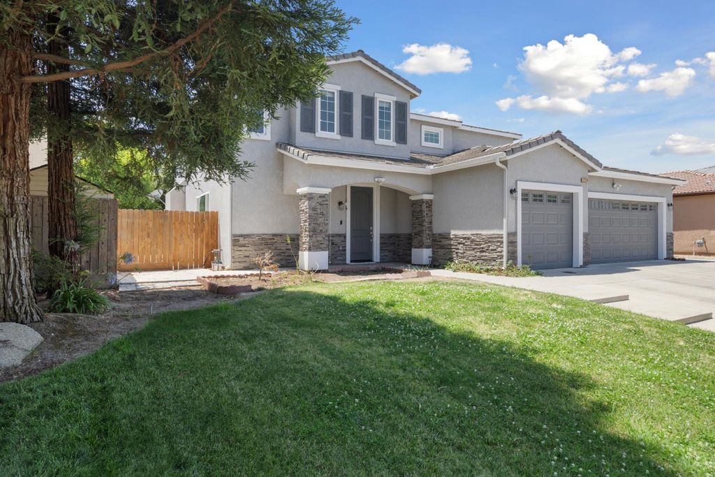 Image 3 of property listing at 2720 San Jose Avenue, Clovis, CA 93611