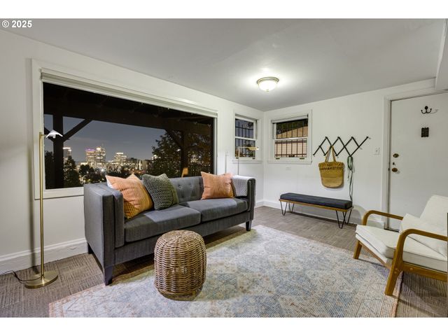 1515 Sw UPPER HALL St, Portland, OR 97201