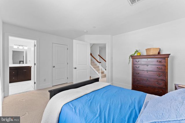 53 VILLAGE SQ, Paoli, PA 19301