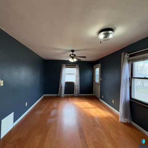 2205 W 15th St Street, Sioux Falls, SD 57104