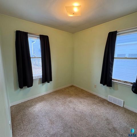 2205 W 15th St Street, Sioux Falls, SD 57104