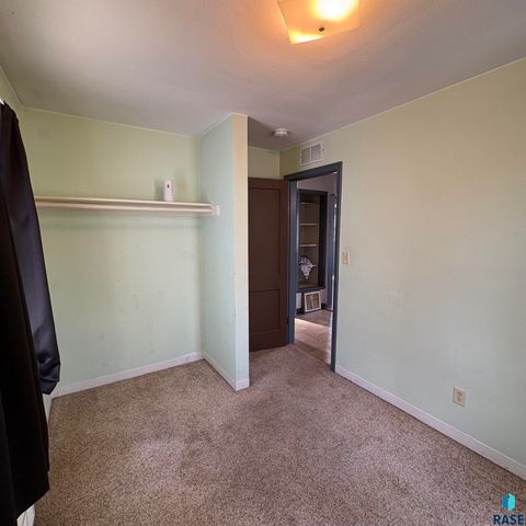 2205 W 15th St Street, Sioux Falls, SD 57104
