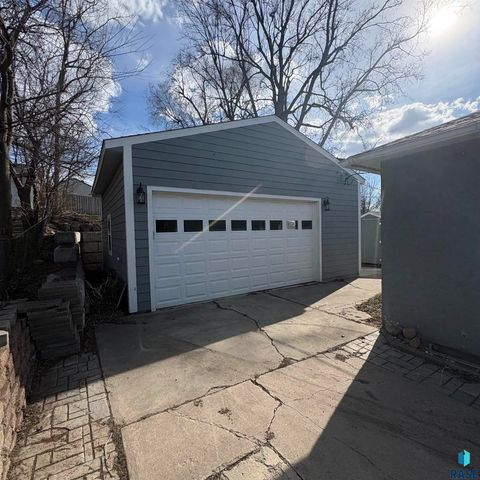 2205 W 15th St Street, Sioux Falls, SD 57104
