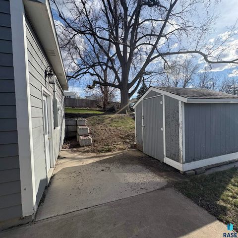 2205 W 15th St Street, Sioux Falls, SD 57104
