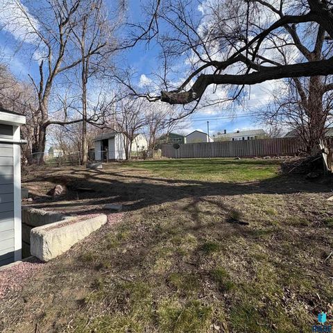 2205 W 15th St Street, Sioux Falls, SD 57104