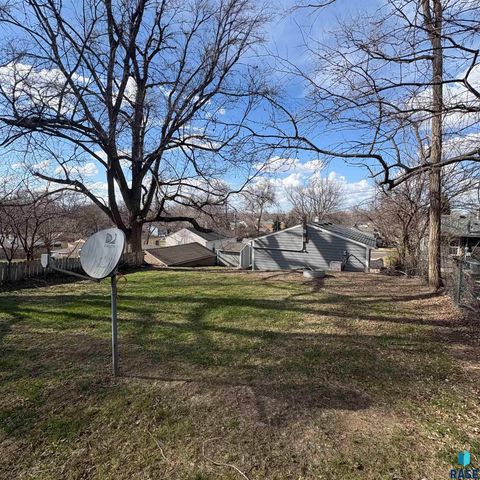 2205 W 15th St Street, Sioux Falls, SD 57104
