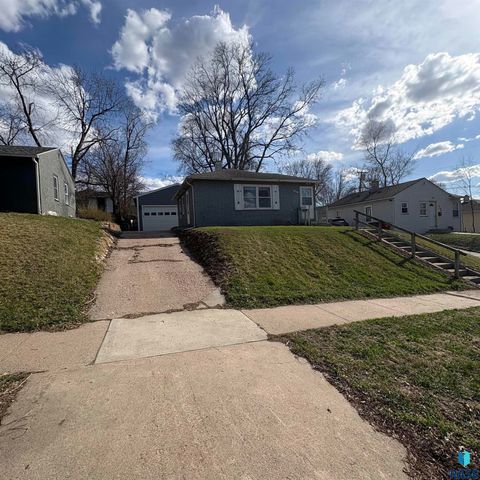 2205 W 15th St Street, Sioux Falls, SD 57104