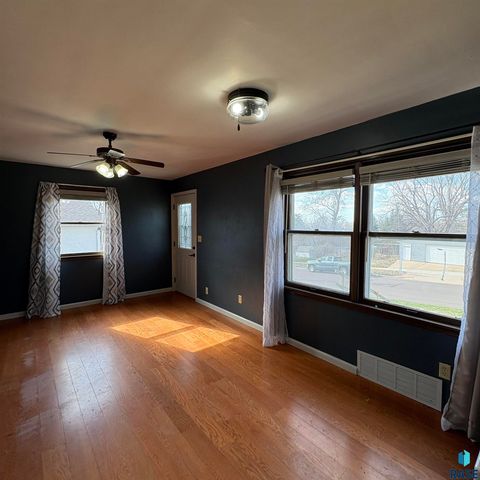 2205 W 15th St Street, Sioux Falls, SD 57104