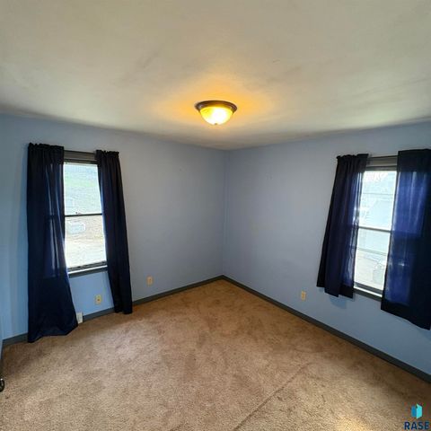 2205 W 15th St Street, Sioux Falls, SD 57104