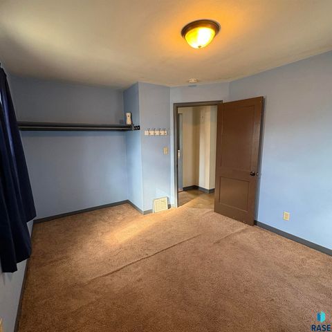 2205 W 15th St Street, Sioux Falls, SD 57104
