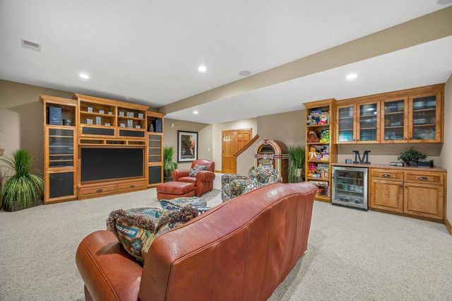 264 Steeple Point CIRCLE, Delafield, WI 53018
