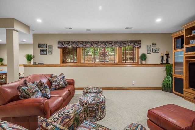 264 Steeple Point CIRCLE, Delafield, WI 53018