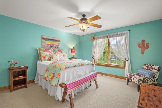 264 Steeple Point CIRCLE, Delafield, WI 53018