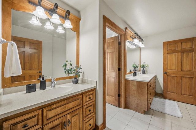 264 Steeple Point CIRCLE, Delafield, WI 53018