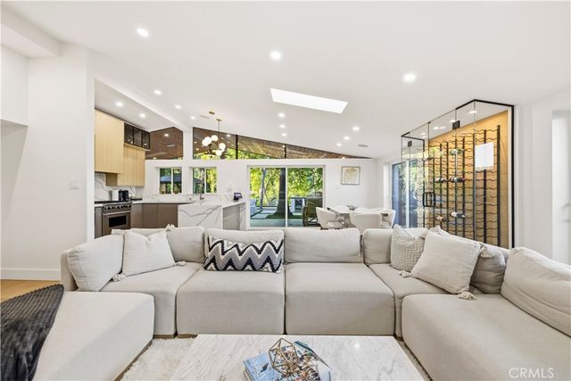 22263 Flanco, Woodland Hills, CA 91364