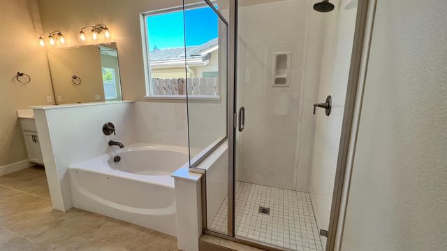 1033 Meadowlands Dr, Oakdale, CA 95361