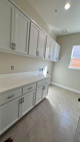 1033 Meadowlands Dr, Oakdale, CA 95361
