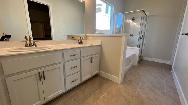 1033 Meadowlands Dr, Oakdale, CA 95361
