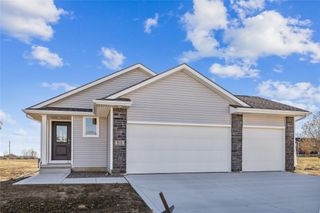 910 Willow Valley Drive, Norwalk, IA 50211