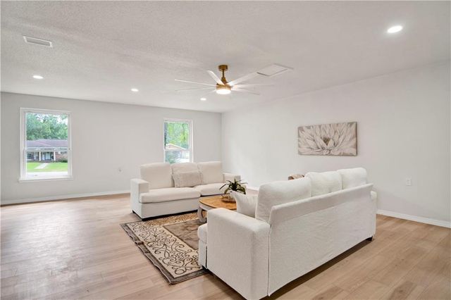322 Thunderbird Drive W, Satsuma, AL 36572