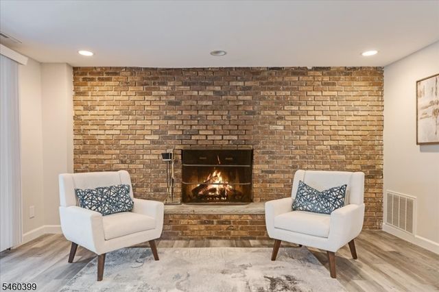 2 Round Hill Ter, Kinnelon Boro, NJ 07405