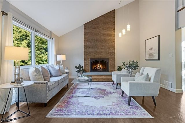 2 Round Hill Ter, Kinnelon Boro, NJ 07405