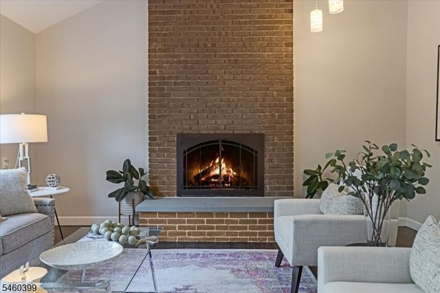 2 Round Hill Ter, Kinnelon Boro, NJ 07405