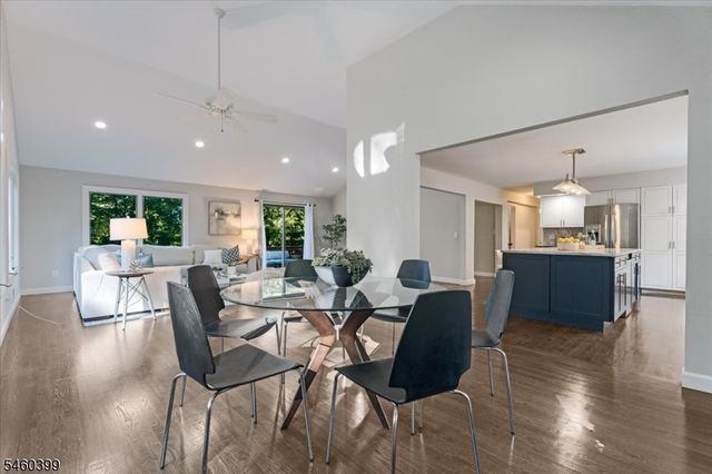 2 Round Hill Ter, Kinnelon Boro, NJ 07405