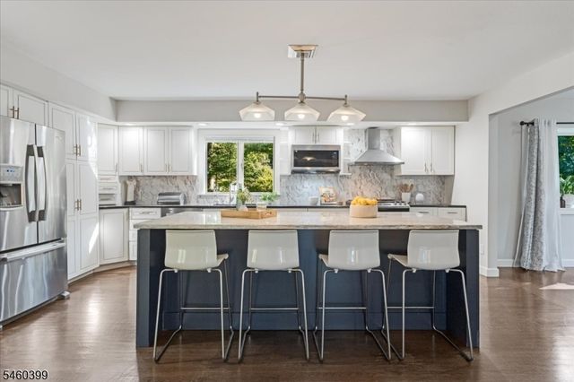 2 Round Hill Ter, Kinnelon Boro, NJ 07405