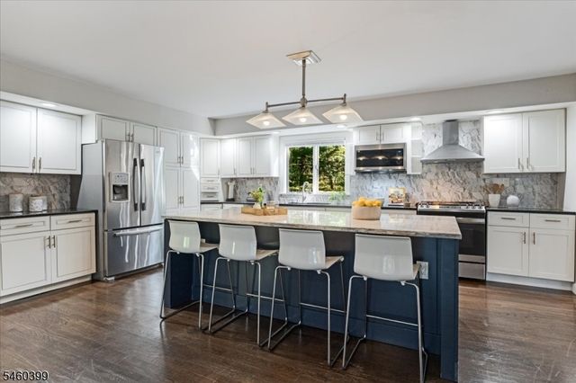 2 Round Hill Ter, Kinnelon Boro, NJ 07405