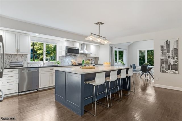 2 Round Hill Ter, Kinnelon Boro, NJ 07405