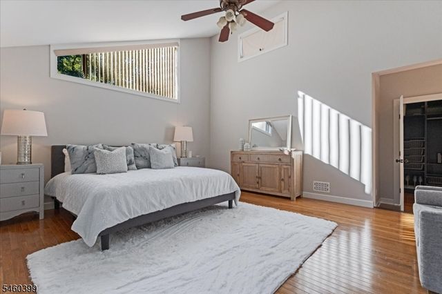 2 Round Hill Ter, Kinnelon Boro, NJ 07405